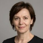 Профессиональный портрет уверенного бизнесмена для сайта рекламного агентства H2 Digital на нейтральном фоне